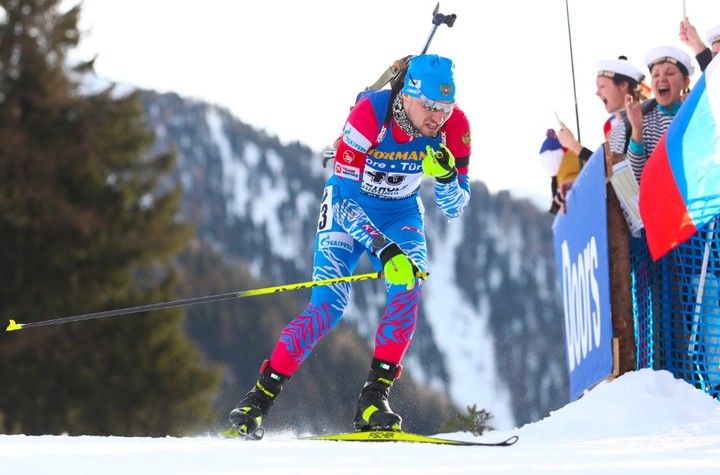 Ruských biatlonistov zobudila polícia. Hľadala doping